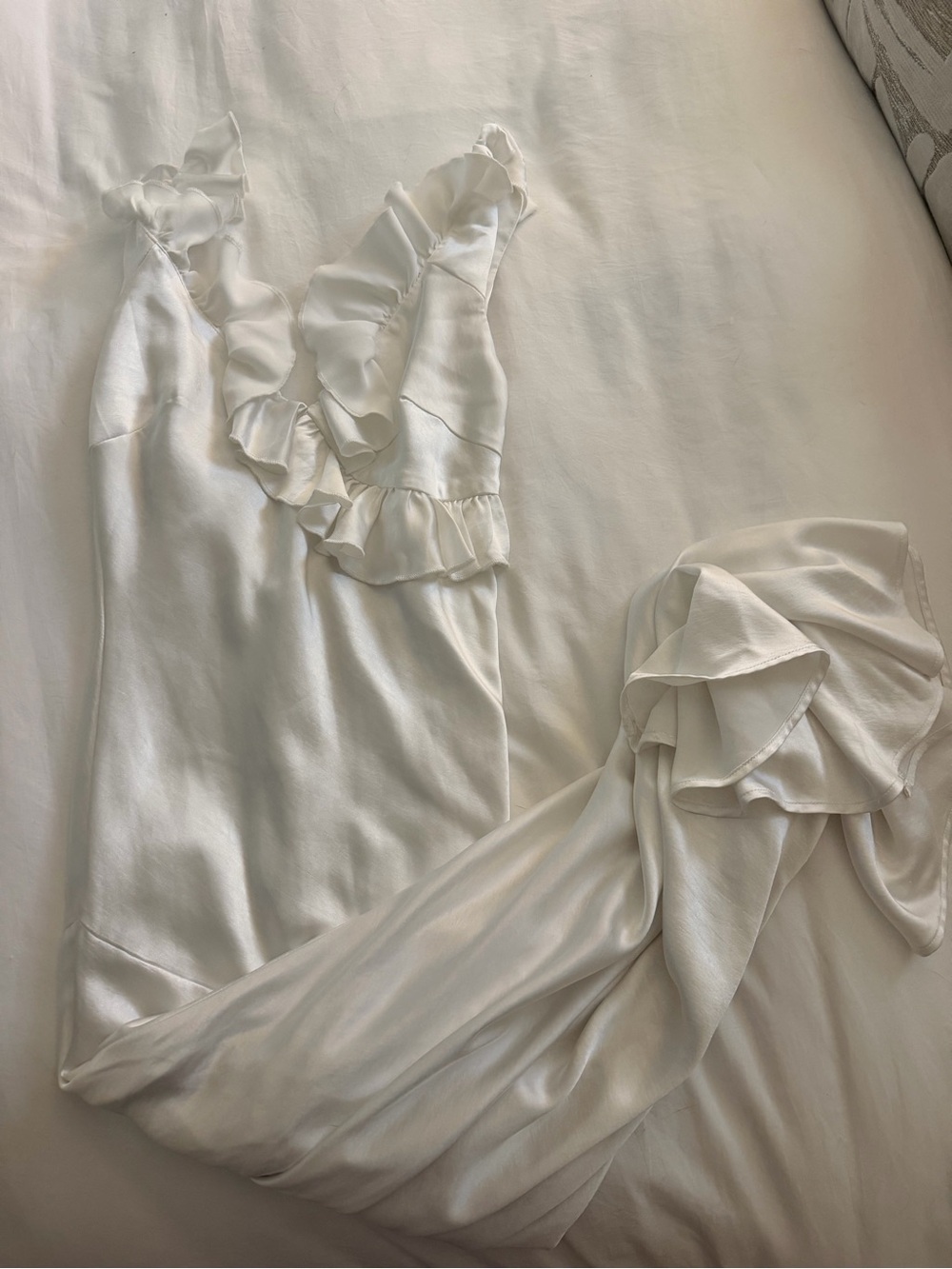 Elegant Bridal White Ruffle-Back Satin Dress - Picture 4 of 6